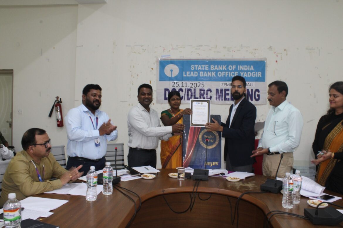 ಜಿಲ್ಲಾ ಸಮಾಲೋಚನಾ ಸಮಿತಿ, ಜಿಲ್ಲಾ ಮಟ್ಟದ ಪರಿಶೀಲನ ಸಮಿತಿ ಸಭೆ ಜನ ಸುರಕ್ಷಾ ಯೋಜನೆಗಳ ಜಾಗೃತಿ ಮೂಡಿಸಿ ಸಿಇಒ: ಶ್ರೀ ಲವೀಶ್ ಒರಡಿಯಾ ಯಾದಗಿರಿ: ಕುಟುಂಬಗಳ ಆರ್ಥಿಕ ಸುರಕ್ಷತೆಗೆ ಪೂರಕವಾದ ಜನ ಸುರಕ್ಷಾ ಯೋಜನೆ ಪ್ರಧಾನ ಮಂತ್ರಿ ಜೀವನ್ ಜ್ಯೋತಿ ಭೀಮಾ ಹಾಗೂ ಪ್ರಧಾನ ಮಂತ್ರಿ ಸುರಕ್ಷಾ ಭೀಮಾ ವಿಮಾ ಯೋಜನೆಗಳ ಮಹತ್ವದ ಕುರಿತು ಜನರಲ್ಲಿ ಜಾಗೃತಿ ಮೂಡಿಸಿ ಎಂದು ಯಾದಗಿರಿ ಜಿಲ್ಲಾ ಪಂಚಾಯತ ಮುಖ್ಯ ಕಾರ್ಯನಿರ್ವಾಹಕ ಅಧಿಕಾರಿ ಶ್ರೀ ಲವೀಶ್ ಒರಡಿಯಾ ಅವರು ಹೇಳಿದರು. ಭಾರತೀಯ ಸ್ಟೇಟ್ ಬ್ಯಾಂಕ್ , ಲೀಡ್ ಬ್ಯಾಂಕ್ ಯಾದಗಿರಿ ಜಿಲ್ಲಾ ಪಂಚಾಯತ್ ಯಾದಗಿರಿ ಸಭಾಂಗಣದಲ್ಲಿ ನಡೆದ DCC /DLRC ಸಭೆಯು ಶ್ರೀ ಲವೀಶ್ ಒರಡಿಯ ಮಾನ್ಯ ಕಾರ್ಯನಿರ್ವಹಣಾ ಅಧಿಕಾರಿಗಳ ಅಧ್ಯಕ್ಷತೆಯಲ್ಲಿ ಜರುಗಿತು . ಸರ್ಕಾರ ಮಹತ್ವಾಕಾಂಕ್ಷಿ ಯೋಜನೆಗಳ ಪ್ರಗತಿ ಕುರಿತು ಚರ್ಚಿಸಲಾಯಿತು, ಪಿಎಂಎಸ್ಬಿವೈ , ಪಿಎಂಜೆಜೆಬಿವೈ ಯೋಜನೆಯಡಿ ನೋಂದಣಿಯಾಗಿ ಮೃತರಾದ ಕುಟುಂಬದ ಸದಸ್ಯರಿಗೆ ನಾಲ್ಕು ಲಕ್ಷ ರೂ ಪರಿಹಾರ ಚೆಕ್ ವಿತರಣೆ ಮಾಡಿದರು ಮತ್ತು ಮುದ್ರಾ, ಉದ್ಯೋಗಿನಿ , ಟ್ಯಾಕ್ಸಿ ಫಲಾನುಭವಿಗಳಿಗೆ ಆರ್ಥಿಕವಾಗಿ ಸಬಲರಾಗಲು 2 ಲಕ್ಷಗಳ ಚೆಕ್ ವಿತರಣೆ ಮಾಡಲಾಯಿತು. ಗ್ರಾಮೀಣ ಪ್ರದೇಶದ ಪ್ರತಿ ಕುಟುಂಬದ ಭವಿಷ್ಯದ ಆರ್ಥಿಕ ಸುರಕ್ಷತೆ ಹಾಗೂ ಭದ್ರತೆಗೆ ಸರಕಾರ ಪ್ರಧಾನ ಮಂತ್ರಿ ಸುರಕ್ಷಾ ಭೀಮಾ ಹಾಗೂ ಪ್ರಧಾನ ಮಂತ್ರಿ ಜೀವನ್ ಜ್ಯೋತಿ ಭೀಮಾ ವಿಮಾ ಯೋಜನೆ ಜಾರಿಗೊಳಿಸಿ,18 ವರ್ಷ ಮೇಲ್ಪಟ್ಟವರು ಈ ವಿಮೆಯಡಿ ಹೆಸರು ನೋಂದಣಿಗೆ ಅರ್ಹರಾಗಿದ್ದು, ಪ್ರತಿಯೊಬ್ಬರೂ ಈ ಜನ ಸುರಕ್ಷಾ ಯೋಜನೆಯ ಲಾಭ ಪಡೆಯಲು ಜನರಲ್ಲಿ ಜಾಗೃತಿ ಮೂಡಿಸಿ, ಹೆಸರು ನೋಂದಣಿಗೆ ಪ್ರೋತ್ಸಾಹ ನೀಡಿ ಎಂದು ಸೂಚಿಸಿದರು. ಪ್ರಧಾನ ಮಂತ್ರಿ ಸುರಕ್ಷಾ ಭೀಮಾ ವಿಮಾ ಯೋಜನೆಗೆ ವಾರ್ಷಿಕ 20ರೂ.ಗಳು ಹಾಗೂ ಪ್ರಧಾನ ಮಂತ್ರಿ ಜೀವನ್ ಜ್ಯೋತಿ ಭೀಮಾ ವಿಮಾ ಯೋಜನೆಗೆ ವಾರ್ಷಿಕ 436 ರೂಗಳು ಪಾವತಿಸಿ, ಎರಡು ವಿಮಾ ಯೋಜನೆಯಡಿ ಹೆಸರು ನೋಂದಾಯಿಸಿದರೆ ಪ್ರತಿ ವರ್ಷ 456ರೂ ಪಾವತಿಸಿದರೆ, ವಿಮೆ ಮಾಡಿಕೊಂಡ ವ್ಯಕ್ತಿ ಅಪಘಾತದಲ್ಲಿ ಮೃತಪಟ್ಟರೆ ಎರಡು ವಿಮೆ ಸೇರಿ ಒಟ್ಟು 4ಲಕ್ಷ ರೂ ಮೃತನ ಕುಟುಂಬಕ್ಕೆ ಸೇರುತ್ತದೆ ಎಂದು ಜನರಿಗೆ ಮನವರಿಕೆ ಮಾಡಿ ಎಂದರು. ಅಪಘಾತದಲ್ಲಿ ಅಂಗವೈಕಲ್ಯ ಉಂಟಾದರೆ 1ಲಕ್ಷ ರೂ ಪರಿಹಾರ ಸಿಗುತ್ತದೆ. ಸಾಮಾನ್ಯ ಸಾವು ಉಂಟಾದರೆ, ಮೃತನ ಕುಟುಂಬಕ್ಕೆ 2 ಲಕ್ಷ ರೂ. ಪರಿಹಾರ ರೂಪದಲ್ಲಿ ಆರ್ಥಿಕ ಸಹಾಯ ಸಿಗುತ್ತದೆ ಎಂದು ಜಾಗೃತಿ ಮೂಡಿಸಿ ಎಂದರು. ಜನ ಸುರಕ್ಷಾ ಯೋಜನೆಗಳಡಿ ಹೆಸರು ನೋಂದಾಯಿಸಿಕೊಂಡ ವ್ಯಕ್ತಿ ಮೃತಪಟ್ಟ ಹಿನ್ನಲೆಯಲ್ಲಿ ಮೃತನ ಕುಟುಂಬದ ಅವಲಂಬಿತರಿಗೆ ವಿಮೆಯ‌ ಪರಿಹಾರ ಧನದ ಚೆಕ್ ಗಳನ್ನು ಬ್ಯಾಂಕ್ ಗಳ ವ್ಯವಸ್ಥಾಪಕರ ಸಮ್ಮುಖದಲ್ಲಿ ಜಿಲ್ಲಾ ಪಂಚಾಯತ ಸಿಇಒ ಶ್ರೀ ಲವೀಶ್ ಒರಡಿಯಾ ಅವರು ವಿತರಿಸಿದರು. ಸರಕಾರದ ಸಾಮಾಜಿಕ ಭದ್ರತಾ ವಿಮಾ ಯೋಜನೆ PMSBY ಮತ್ತು PMJJBY ಕುರಿತು ಗ್ರಾಮೀಣ ಜನರಲ್ಲಿ ಹೆಚ್ಚು ಪ್ರಚಾರ ಮಾಡಿ ವಿಮೆಯಡಿ ಹೆಸರು ನೋಂದಣಿಗೆ ಅರ್ಜಿ ಸ್ವೀಕರಿಸುವಲ್ಲಿ ಸಹಕರಿಸಿದ ಜಿಲ್ಲೆಯ ಅಧಿಕಾರಿಗಳಿಗೆ ಯಾದಗಿರಿ ಜಿಪಂ CEO ಶ್ರೀ ಲವೀಶ್ ಒರಡಿಯಾ ಅವರು ಪ್ರಶಂಸನಾ ಪತ್ರ ನೀಡಿ, ಗೌರವಿಸುವ ಮೂಲಕ ಅಭಿನಂಧಿಸಿದರು. ಈ ಸಂದರ್ಭದಲ್ಲಿ ಶ್ರೀ ವೆಂಕಟೇಶ ಚಟ್ನಲಿ ಮುಖ್ಯ ಲೆಕ್ಕಾಧಿಕಾರಿ ಜಿಲ್ಲಾ ಪಂಚಾಯತ್, ಶ್ರೀ ದೇವರಮನಿ ಯೋಜನಾ ನಿರ್ದೇಶಕರು ಜಿಲ್ಲಾ ಪಂಚಾಯತ್, ಶ್ರೀ ಹರಿಬನ್ಸ್ ನಾರಾಯಣ ಸಿಎಂ ಕ್ರೇಡಿಟ್ ಶ್ರೀ ಸುನೀಲ್ ಬತ್ತಿನಿ ಲೀಡ್ ಬ್ಯಾಂಕ್ ವ್ಯವಸ್ಥಾಪಕರು , ಶ್ರೀಮತಿ ಯಮುನಾ ಪೈ ಡಿಡಿಎಂ ನಬಾರ್ಡ, ಶ್ರೀಮತಿ ನೀಶಾ ಠಾಕೂರ್ ಭಾರತೀಯ ರಿಸರ್ವ್ ಬ್ಯಾಂಕ್ ಬೆಂಗಳೂರು, ಶ್ರೀ ಜಿ ಎಸ್ ಕೂಡ್ಲಿಗಿ ಪ್ರಾದೇಶಿಕ ವ್ಯವಸ್ಥಾಪಕರು ಕರ್ನಾಟಕ ಗ್ರಾಮೀಣ ಬ್ಯಾಂಕ್ ಶ್ರೀ ಕುಮಾರ ಸ್ವಾಮಿ , ಶ್ರಿ ಅಮೀರ್ ಪಟೇಲ್ ಲೀಡ್ ಬ್ಯಾಂಕ್ ಸಿಬ್ಬಂದಿ ಮತ್ತು ಸರ್ಕಾರದ ಇತರೆ ಇಲಾಖೆ ಅಧಿಕಾರಿಗಳು ಪಾಲ್ಗೊಂಡಿದ್ದರು